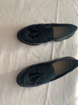 Zapatos negros de tacón con borlas