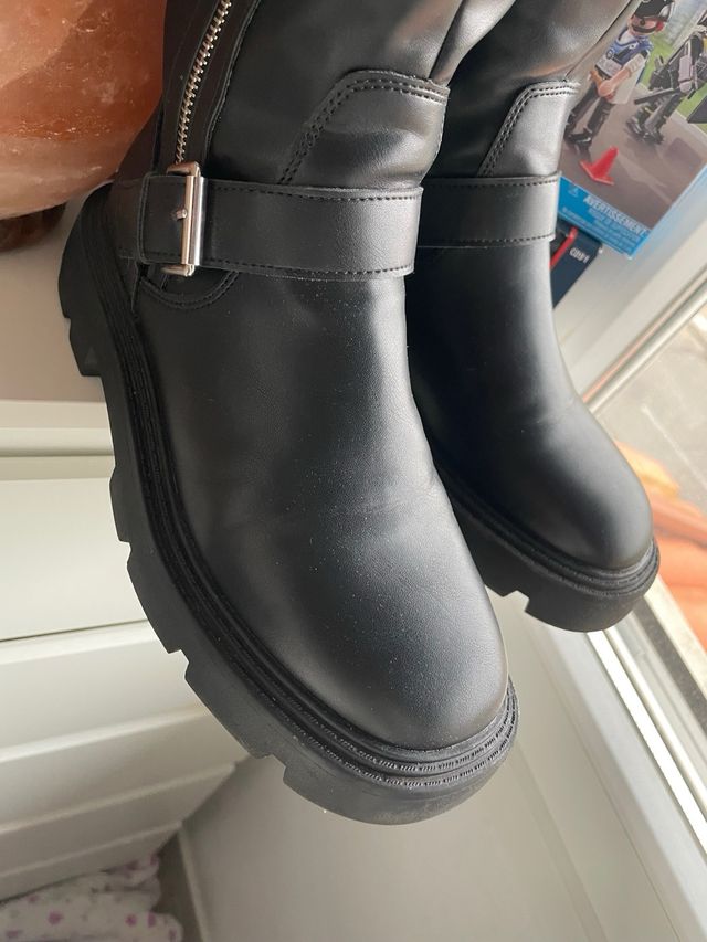 Botas altas negras con cremallera y hebilla