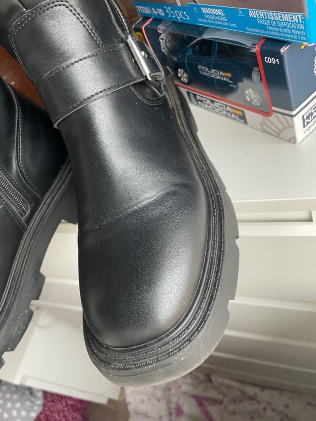 Botas altas negras con cremallera y hebilla