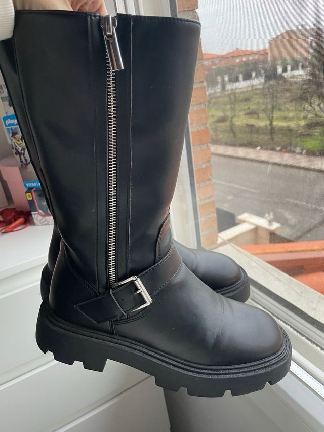 Botas altas negras con cremallera y hebilla