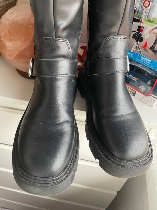 Botas altas negras con cremallera y hebilla