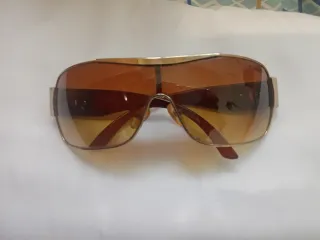 Gafas de sol marrones y doradas