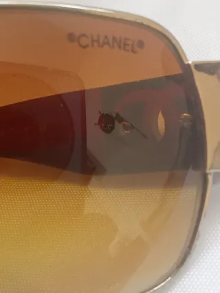 Gafas de sol marrones y doradas