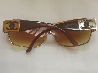 Gafas de sol marrones y doradas