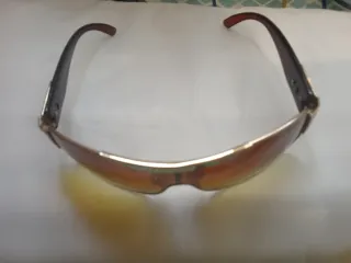 Gafas de sol marrones y doradas