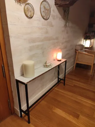 Consola de metal e imitación madera