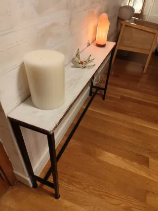 Consola de metal e imitación madera