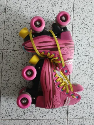 Botas de patinaje rosas y azules