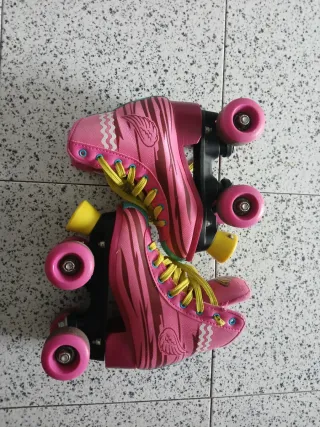 Botas de patinaje rosas y azules