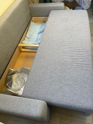 Sofá cama gris de tela