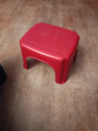 Taburete rojo de plástico