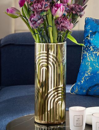 Jarrón de cristal dorado con diseño