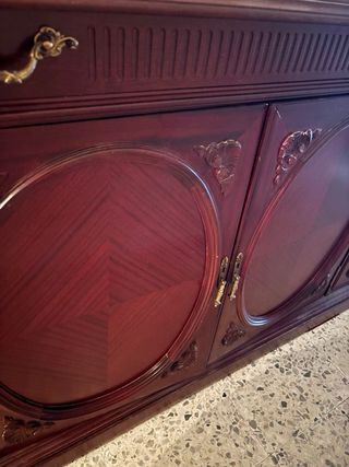 Mueble madera con encimera mármol. Está partida po