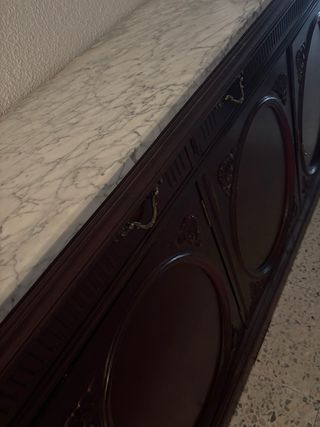 Mueble madera con encimera mármol. Está partida po