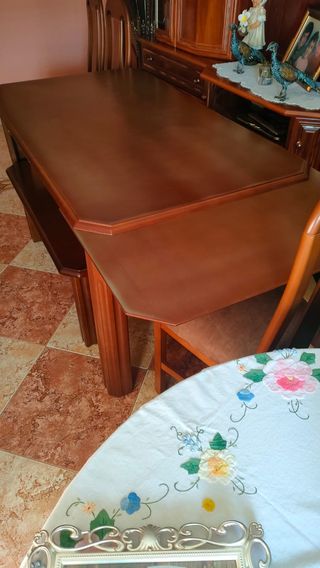 Conjunto mesa y sillas de comedor de madera