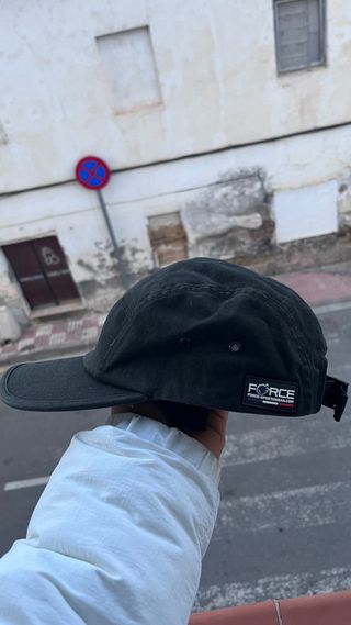Gorra de skate negra de 5 paneles
