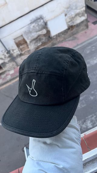 Gorra de skate negra de 5 paneles