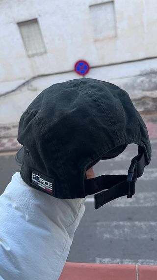 Gorra de skate negra de 5 paneles