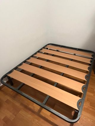 Somier con patas metálicas y láminas de madera