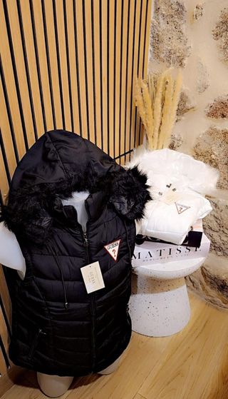 Chaqueta Guess Negra con Capucha y Pelo