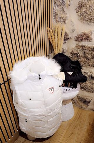 Chaqueta Guess Negra con Capucha y Pelo