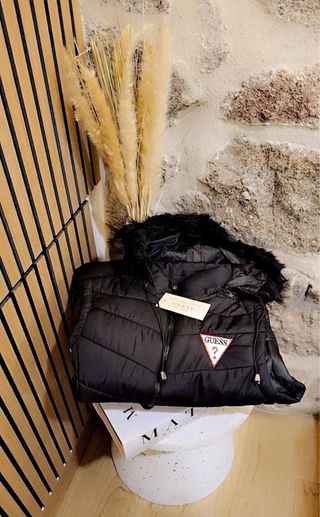 Chaqueta Guess Negra con Capucha y Pelo