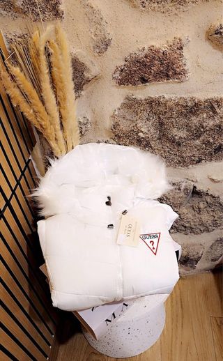 Chaqueta Guess Negra con Capucha y Pelo