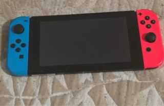 Nintendo Switch Azul y Rojo con todos los cables