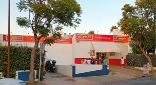 Se alquila piso muy coqueto y luminoso.