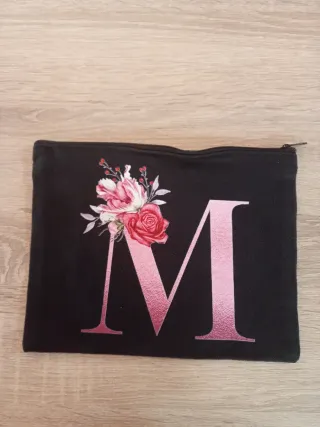 Neceser con letra M y flores
