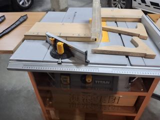 Sierra de mesa Titan 1500 con mesa adaptada