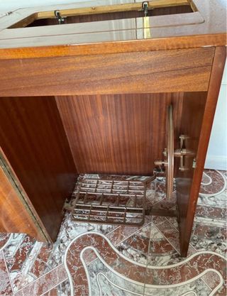 Mesa de coser de madera