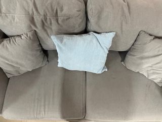 Elegante sofá gris de tela