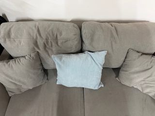 Elegante sofá gris de tela