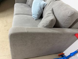 Elegante sofá gris de tela