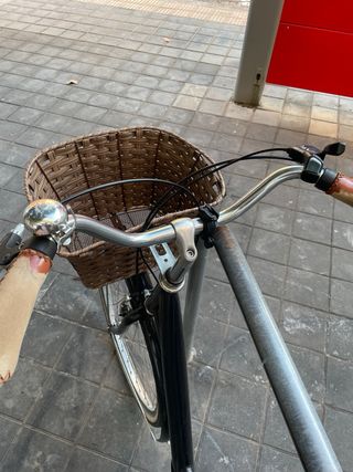 Bicicleta urbana negra con cesta
