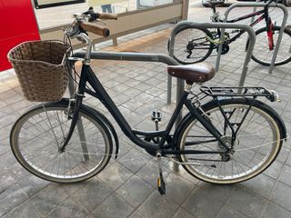 Bicicleta urbana negra con cesta