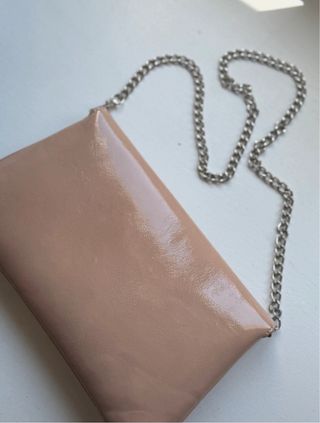 Bolso de mano beige con cadena plateada