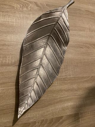 Hoja decorativa de metal plateado