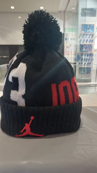 Gorro Jordan Negro y Rojo