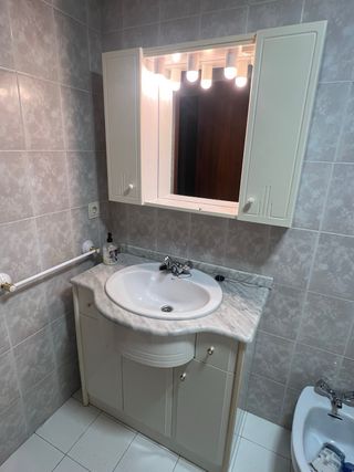 Mueble de baño con lavabo y espejo