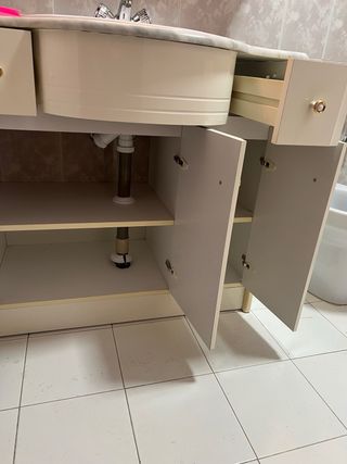 Mueble de baño con lavabo y espejo