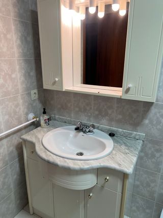 Mueble de baño con lavabo y espejo