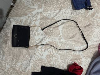 Bolso negro con cadena dorada