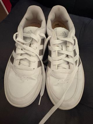Zapatillas Adidas Blancas y Plateadas
