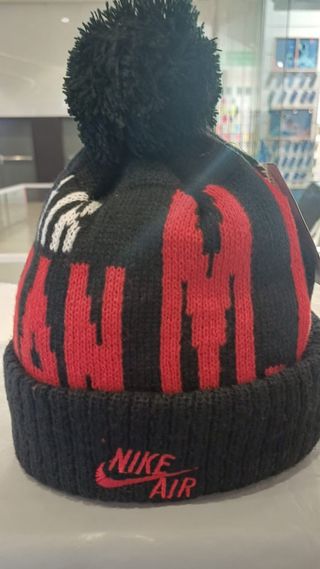 Gorro Nike Air Negro y Rojo