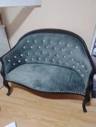 Sofá azul de terciopelo con diamantes