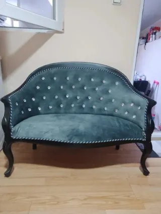 Sofá azul de terciopelo con diamantes