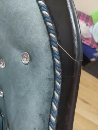 Sofá azul de terciopelo con diamantes