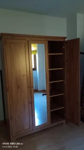 Armario de madera marrón